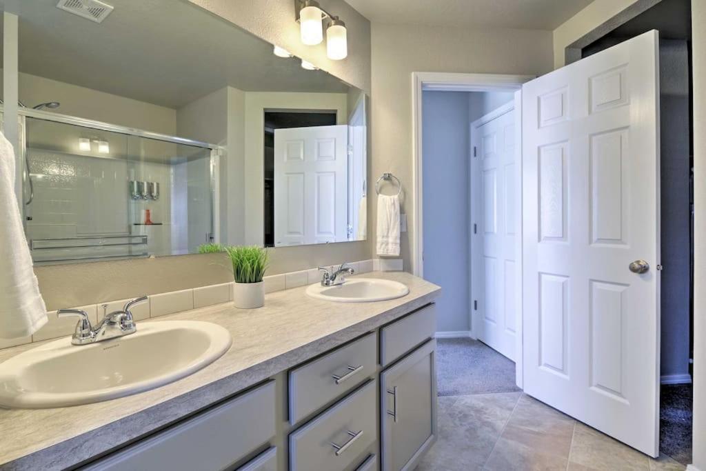 Family Friendly Playroom Garage Caldwell Exterior photo