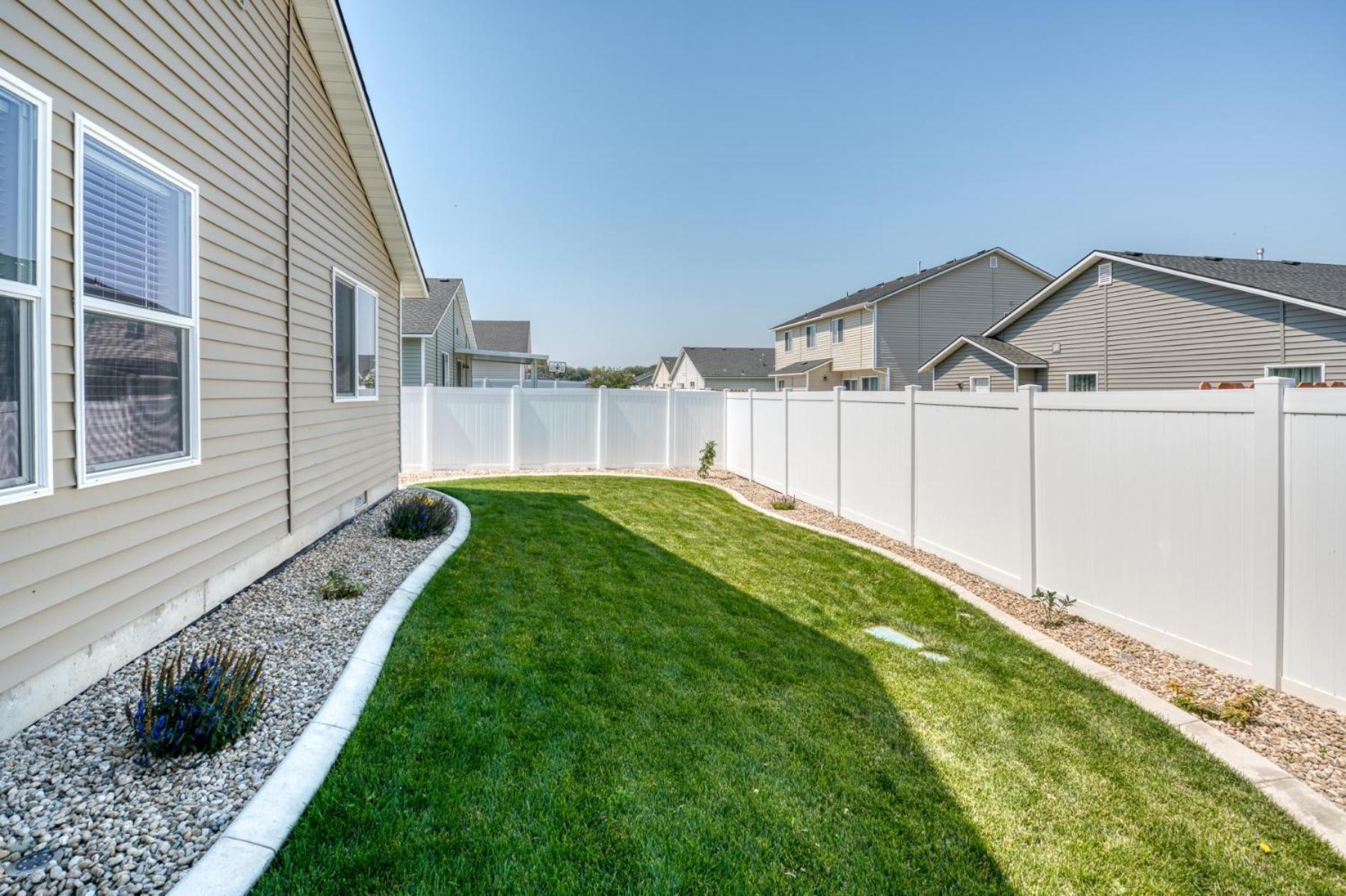 Family Friendly Playroom Garage Caldwell Exterior photo